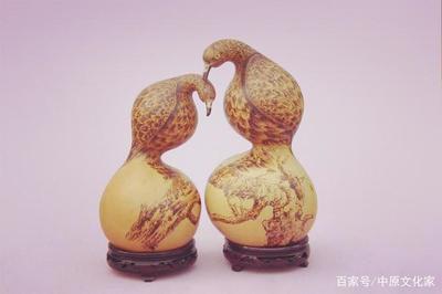葫芦烙画、铁画、立体油画等,这些与众不同的画,是传统文化精华