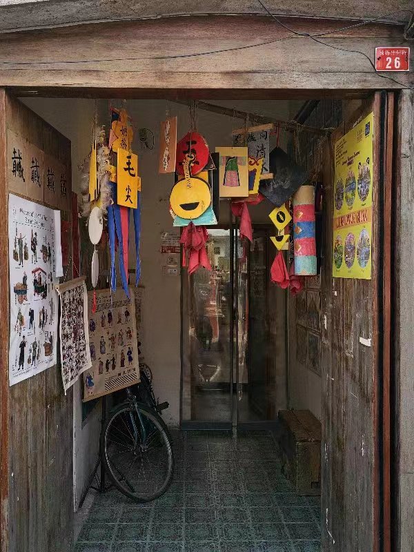 青春不打烊 | 方寸之地有“乾坤” 外国游客为何钟爱这家艺术品小店